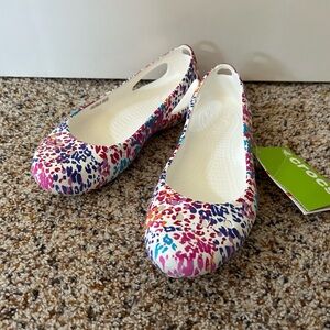 NWT Crocs Kadee Women’s Floral flats in Raspberry size 7